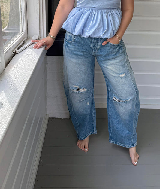 DISTRESSED BARREL JEANS
