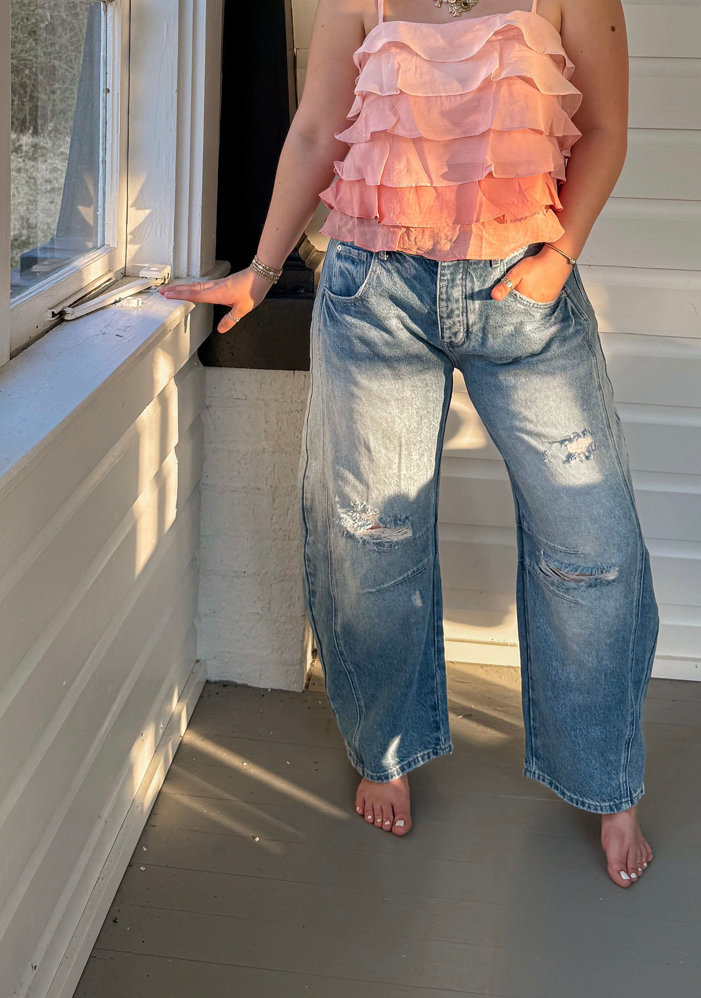 DISTRESSED BARREL JEANS