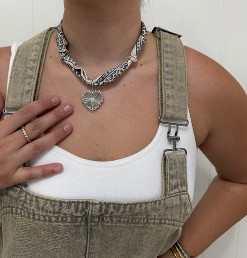 BLACK/WHITE CHARM SCARF NECKLACE