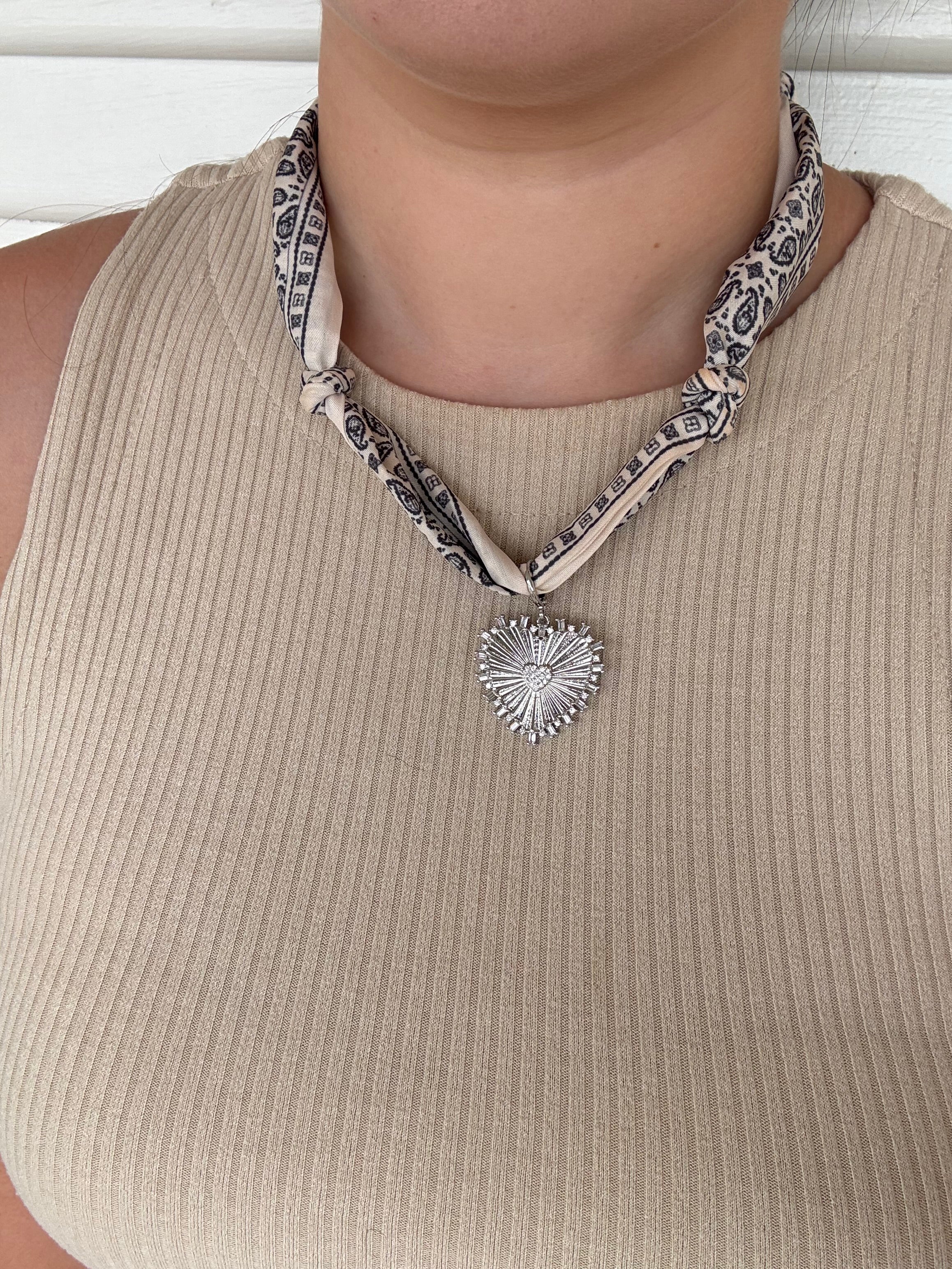 BLACK/WHITE CHARM SCARF NECKLACE