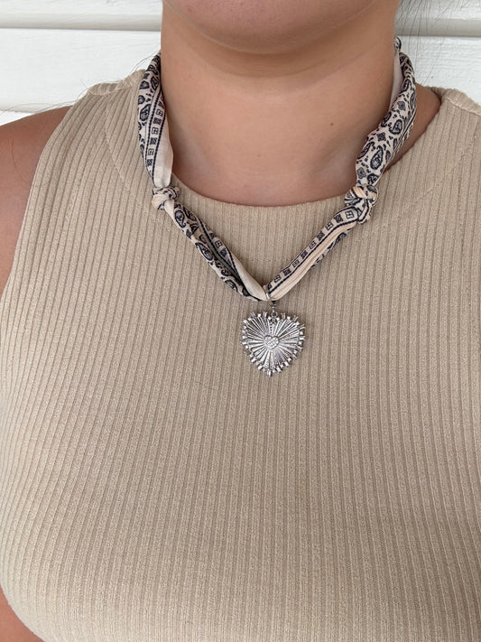 BLACK/WHITE CHARM SCARF NECKLACE